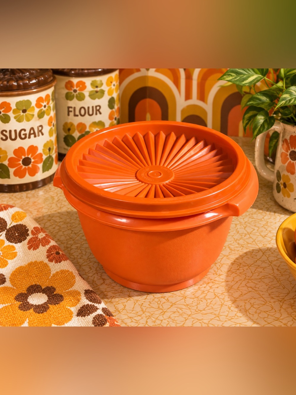 Vintage Tupperware Harvest Orange Servalier Bowl #886-20 With Starburst Lid USA